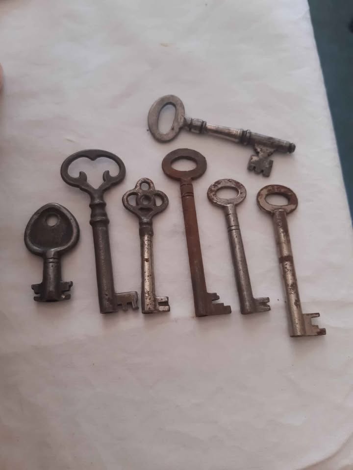 10 x antique skeleton keys 7 hollow and 3 solid.