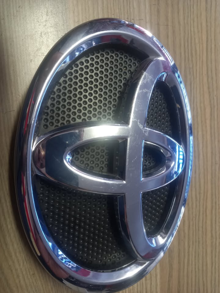 2018 TOYOTA HILUX FRONT EMBLEM - Private Seller 2018 TOYOTA HILUX FRONT EMBLEM - Private Seller