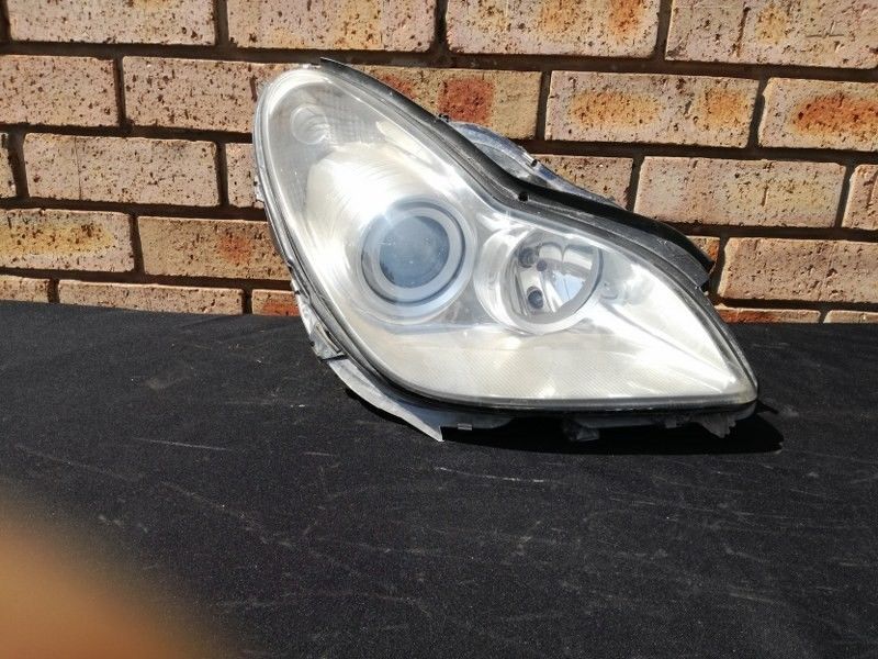 Mercedes Benz CLS Headlight W219 - Private Seller Mercedes Benz CLS Headlight W219 - Private Seller