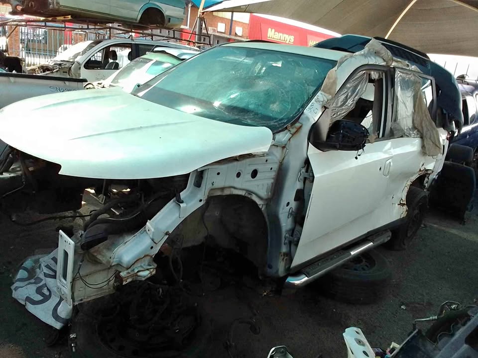 2012 Mahindra XUV500 stripping for parts my Whatsapp or call - Private Seller
