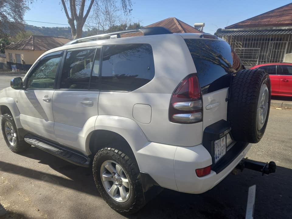 2003 TOYOTA PRADO LAND CRUISER SUV, 4.0 ENGINE PETROL, AUTOMATIC, WHITE COLOR, 185000KMS