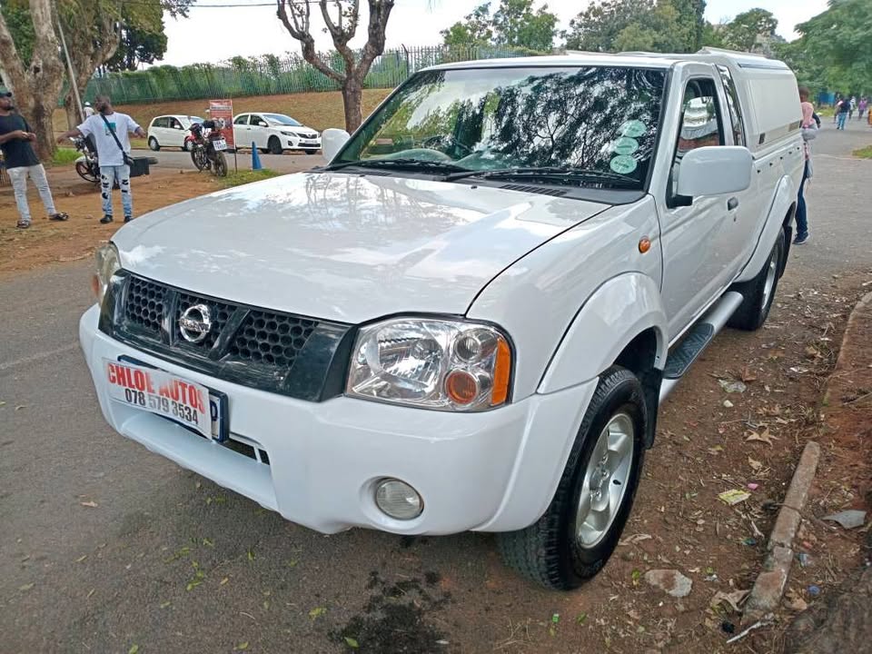 2008 Nissan np300 2.5 4×2 Hardboby, Manual Extra cab  White color Service book  130,000km