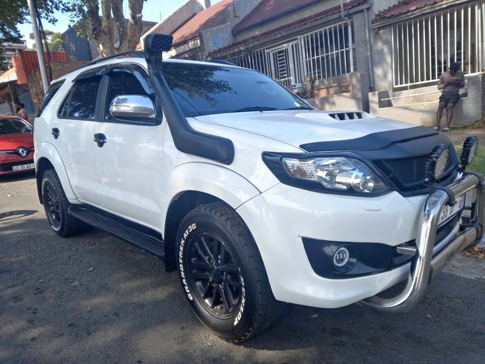 2014 Toyota Fortuner Engine Capacity 3.0 D4D Diesel Automatic Transmission 4X4 White Colour 2014 Toyota Fortuner Engine Capacity 3.0 D4D Diesel Automatic Transmission 4X4 White Colour