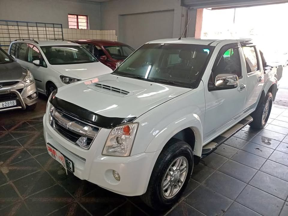 2012 Isuzu KB300 LX Double-Cab 4×2 White, Manual, Sparekey, service book 123000km