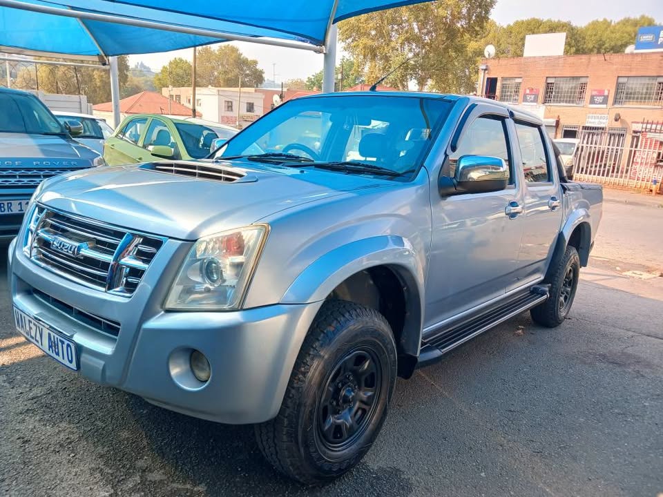 2011 ISUZU KB300 3.0 DOUBLE CAB  Transmission: Manual  Mileage:  Fueltype: Diesel  Silver