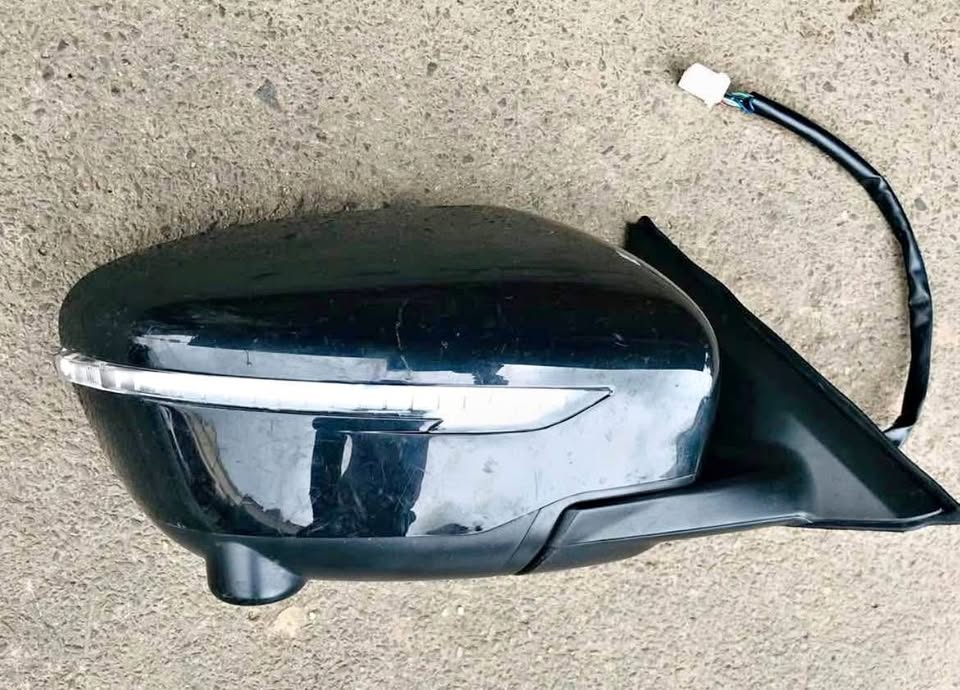 Nissan Qashqai 2019 side mirror Rightside Call or dm - Private Seller Nissan Qashqai 2019 side mirror Rightside Call or dm - Private Seller