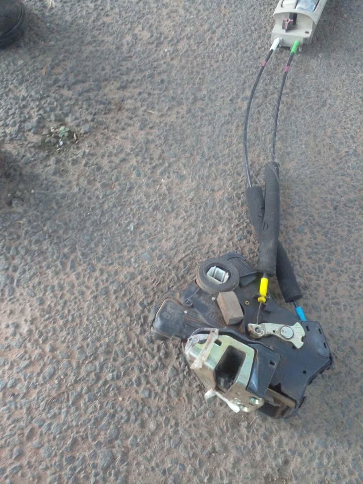 Toyota prado 120 V6 L/front door lock - Private Seller