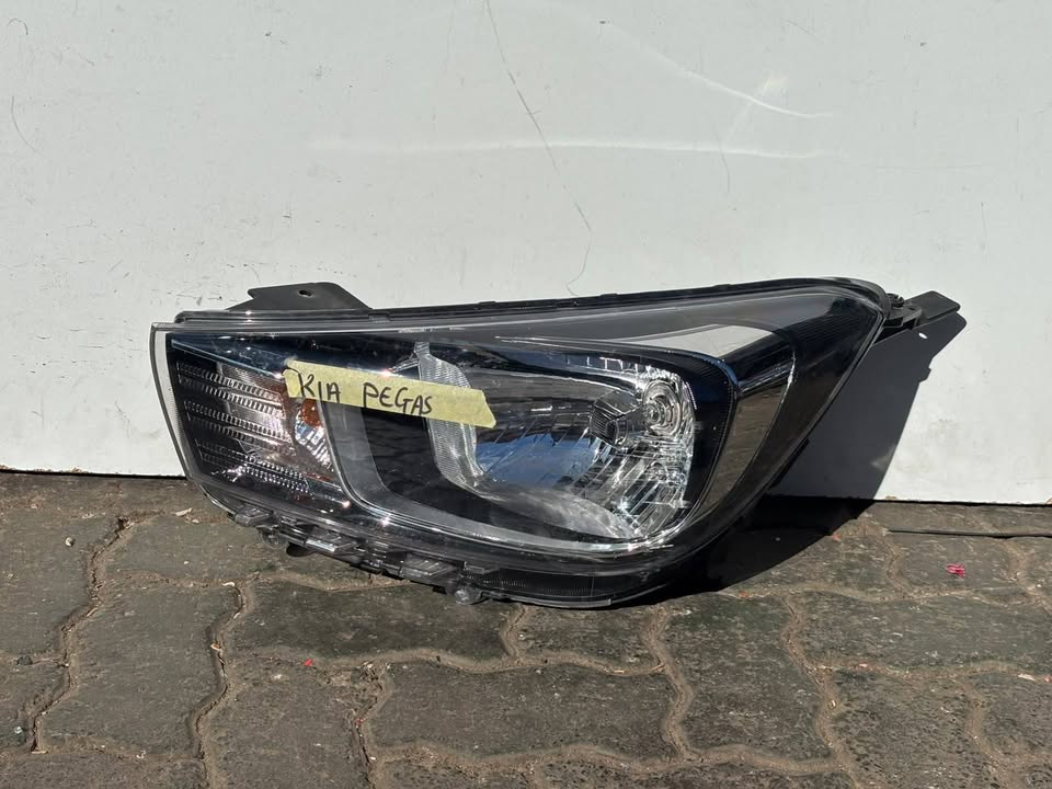 Kia pegas Headlight - Private Seller Kia pegas Headlight - Private Seller