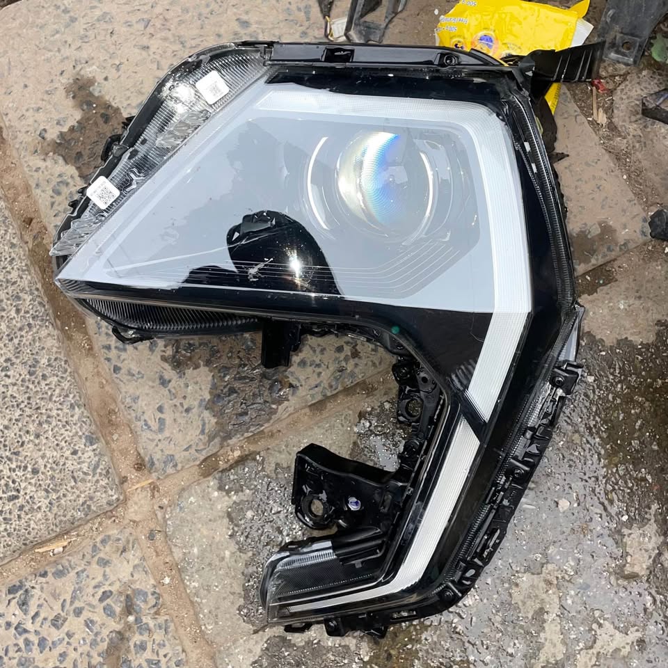 Mahindra XUV 3XO headlight - Private Seller