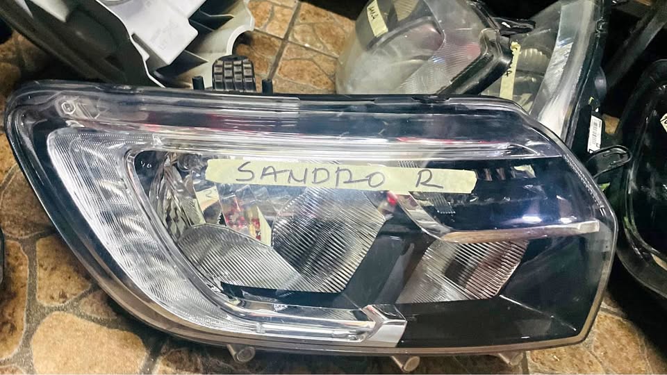 Renault Sandero headlight - Private Seller Renault Sandero headlight - Private Seller