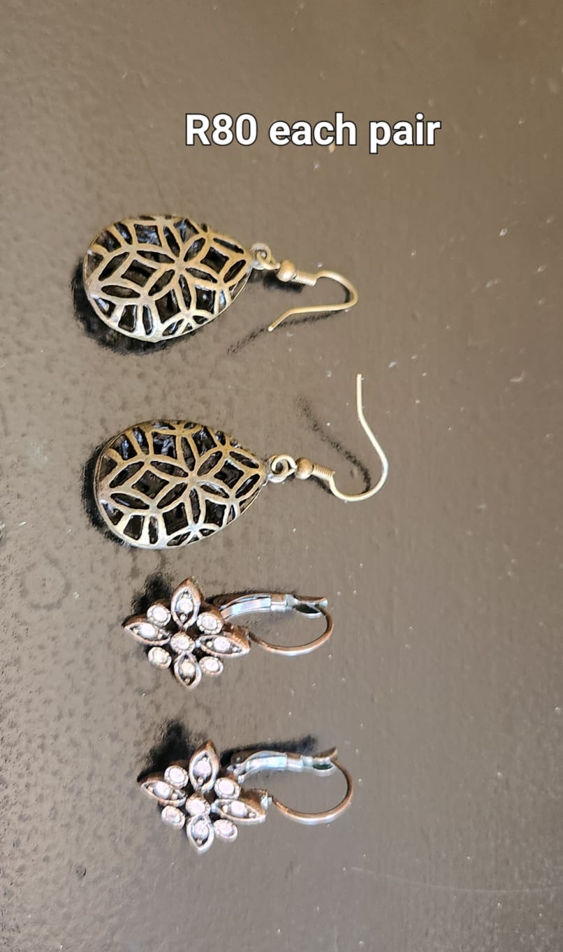 Elegant Neck Accessories, Earings, & Wrist Accessories.