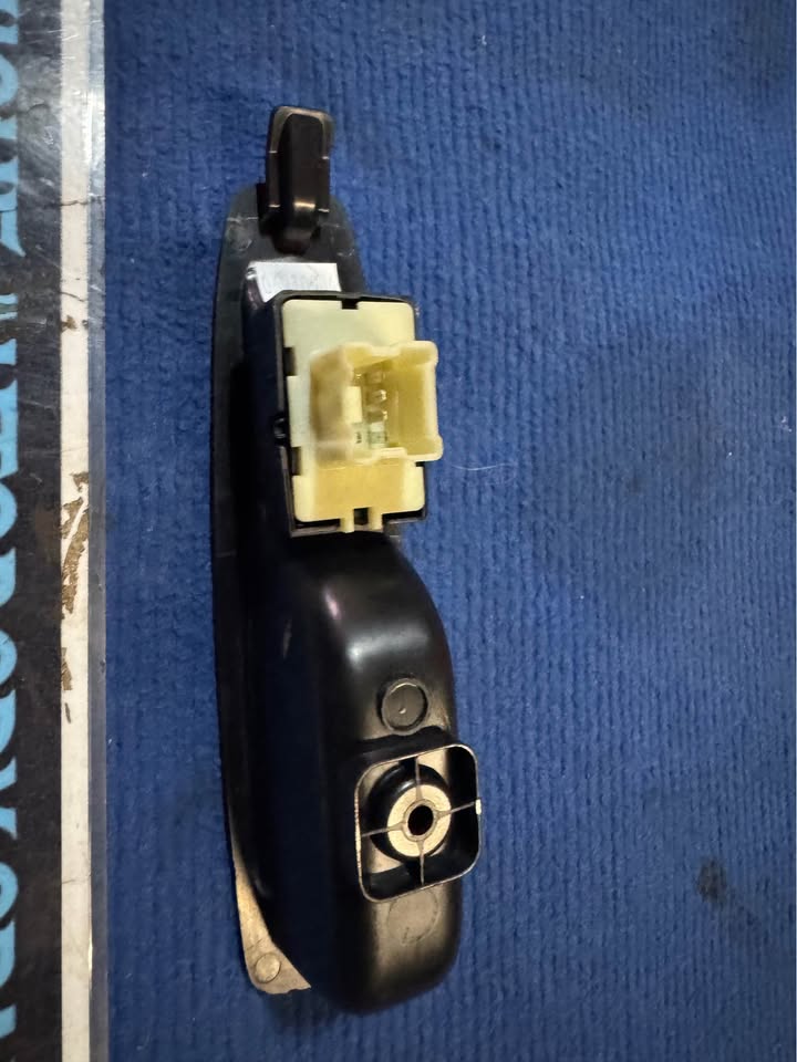 Renault Captur Right Rear Window Switch - Private Seller Renault Captur Right Rear Window Switch - Private Seller