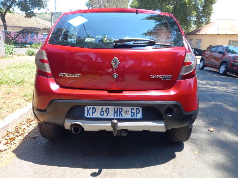 2012 Renault Sendero Engine Capacity 1.6 Color Maroon Mileage 200,000kms