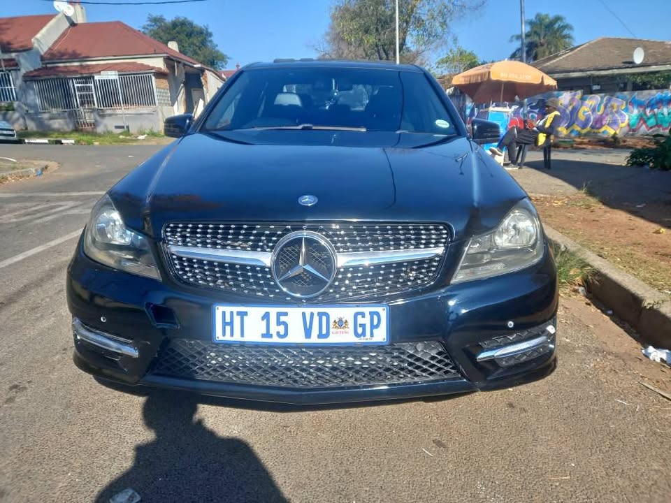 2014 Mercedes Benz C200 Petrol, Automatic, Black, 270000kms. Leather Seats Sunroof.