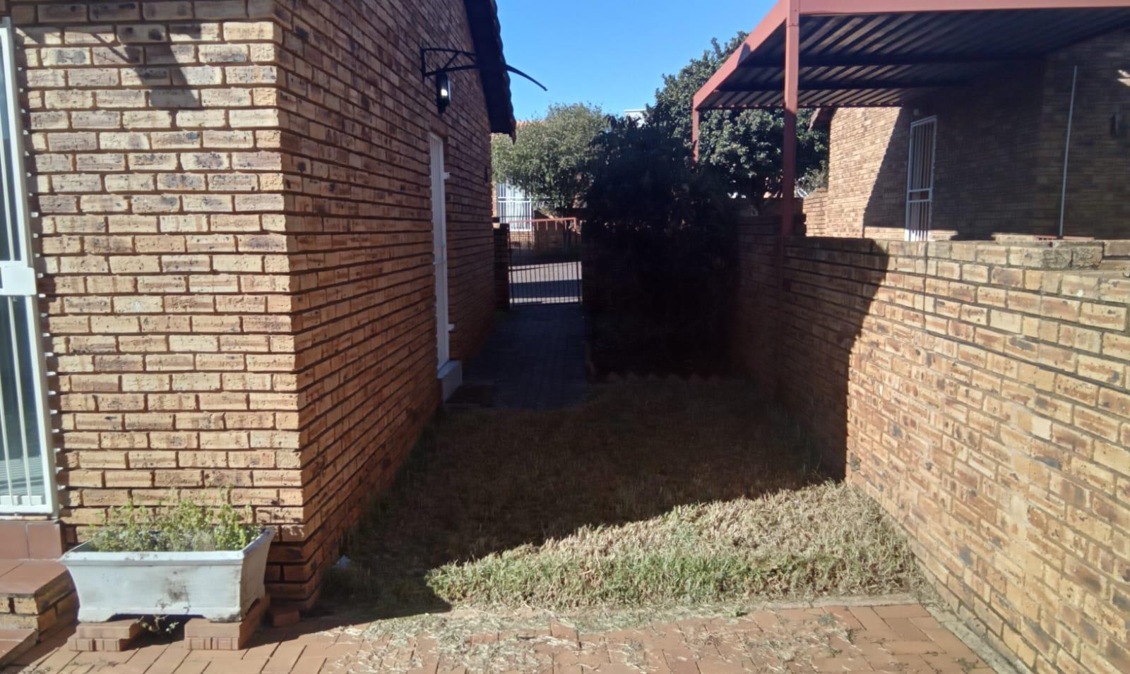 Townhouse For Sale in Wilgeheuwel | Junk Mail Marketplace