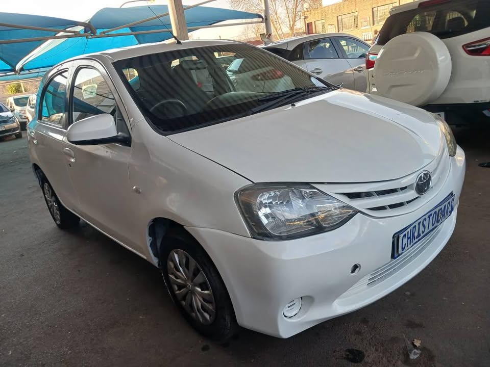 2016 model Toyota Etios hatchback Manuel Transmission petrol 1.5 engine capacity mileage