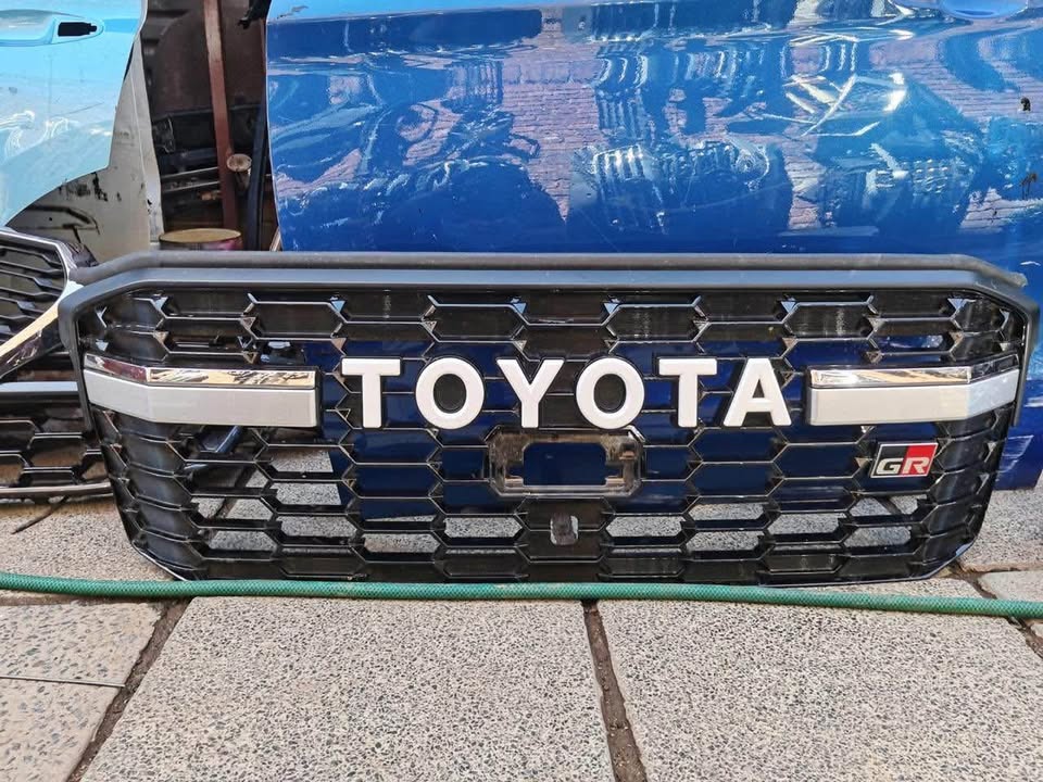 Toyota Land Cruiser 300 Series GR grill - Private Seller Toyota Land Cruiser 300 Series GR grill - Private Seller