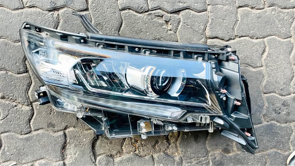 Toyota Land Cruiser Prado FJ150 headlight 2018/20 - Private Seller Toyota Land Cruiser Prado FJ150 headlight 2018/20 - Private Seller