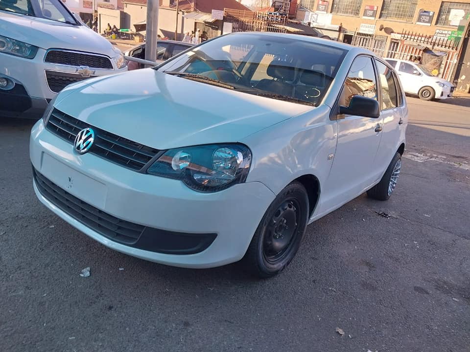 2011 VOLKSWAGEN POLO VIVO 1.4  HATCH BACK WHITE COLOR MANUEL PETROL PRICE