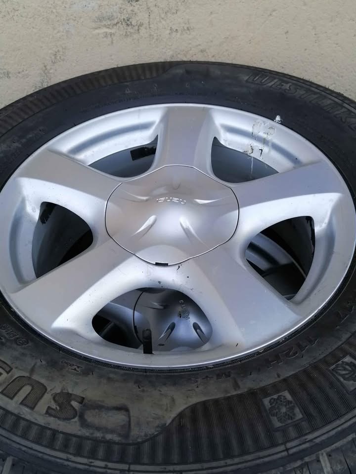 Isuzu 17(With Used Tyres) - Private Seller