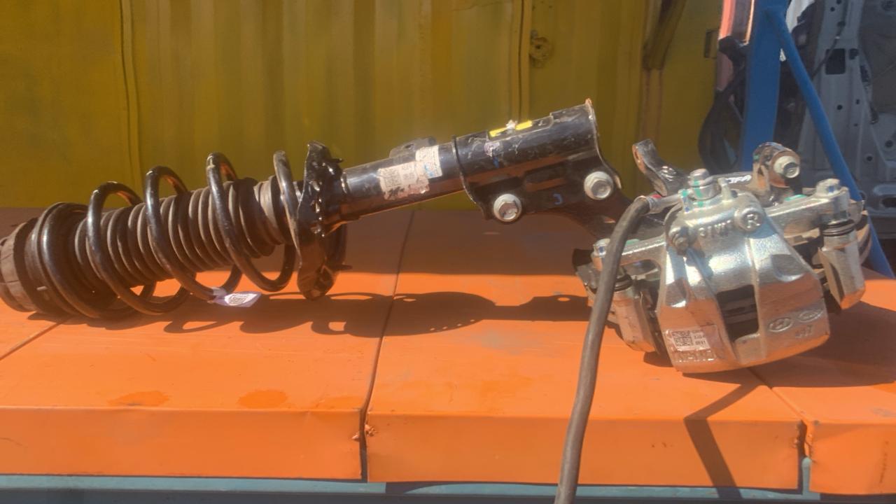 2023 Hyundai i10 grand left shock absorber & hub with calliper - Private Seller