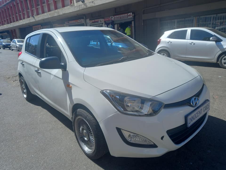 2015 HYUNDAI i20 1.2 PETROL, MANUAL TRANSMISSION, WHITE COLOUR