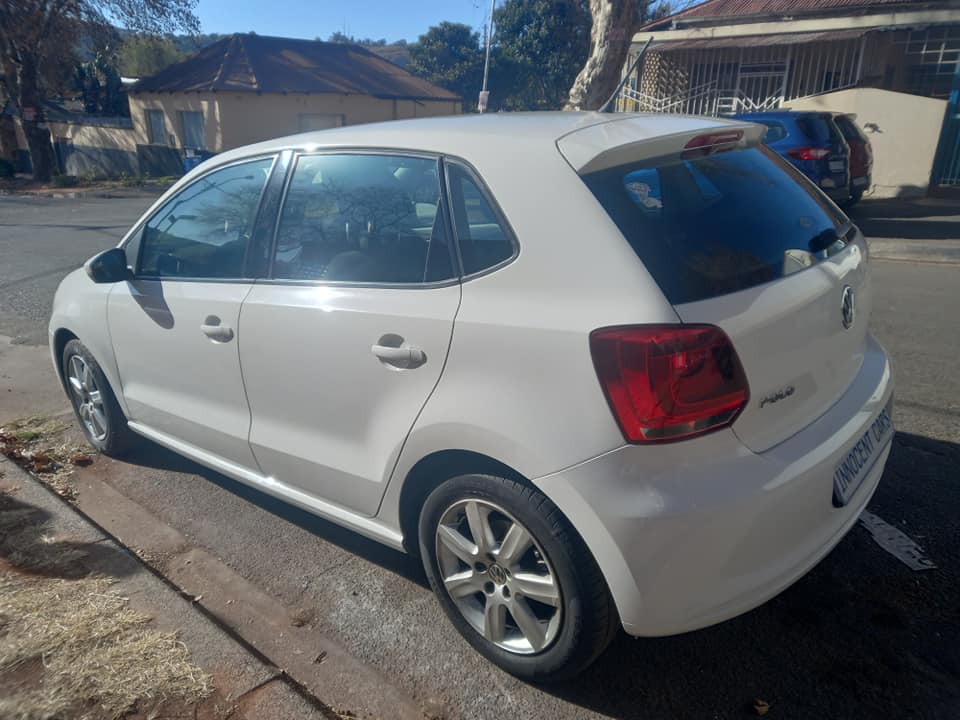 2013 VW POLO 6 HATCHBACK 1.6 PETROL ENGINE, AUTOMATIC, WHITE COLOR, MILEAGE