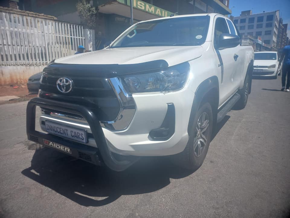 2021 TOYOTA HILUX 2.4 GD6 DIESEL EXTRA CAB BAKKIE RAIDER, MANUAL, WHITE COLOUR