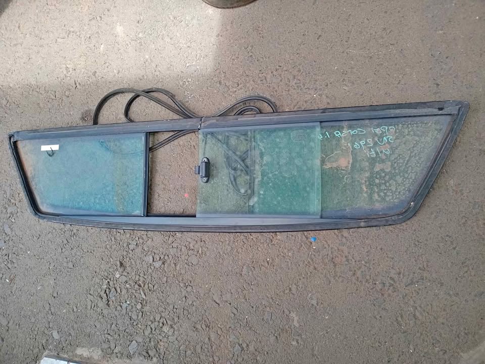 2008 opel corsa gamma bakkie cap glass for sale WhatsApp or cell - Private Seller