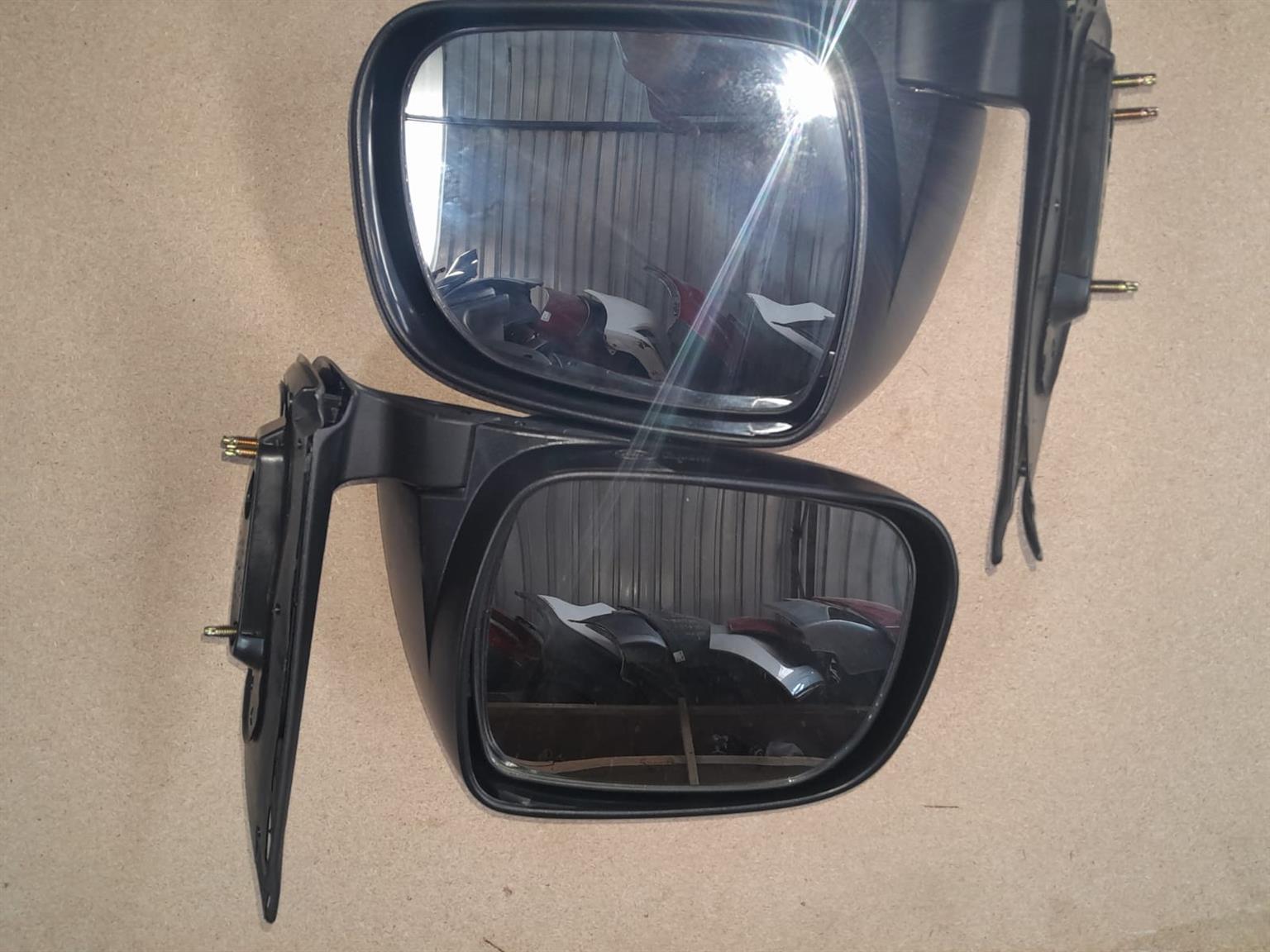 TOYOTA HILLUX MANUAL MIRRORS 2005 MODEL FOR SALE - Private Seller TOYOTA HILLUX MANUAL MIRRORS 2005 MODEL FOR SALE - Private Seller