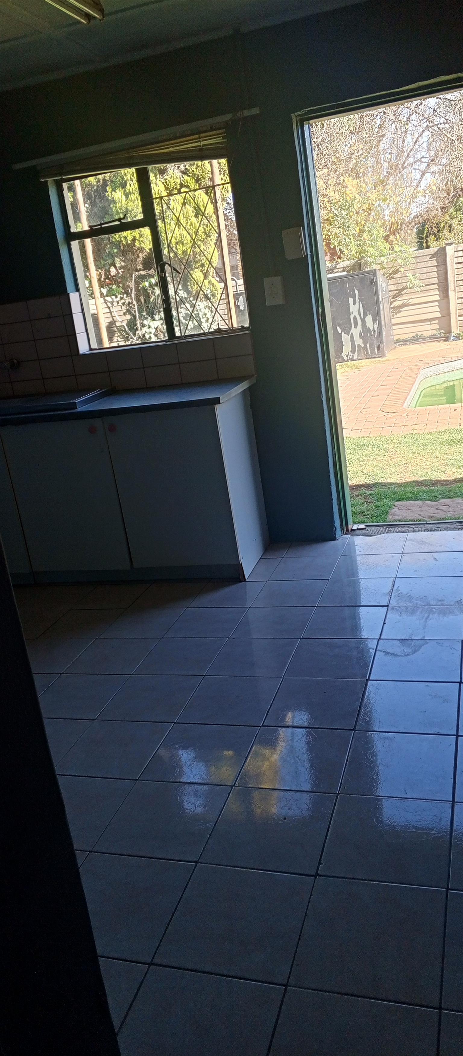 Granny flat to rent in Claremont/Daspoort Junk Mail