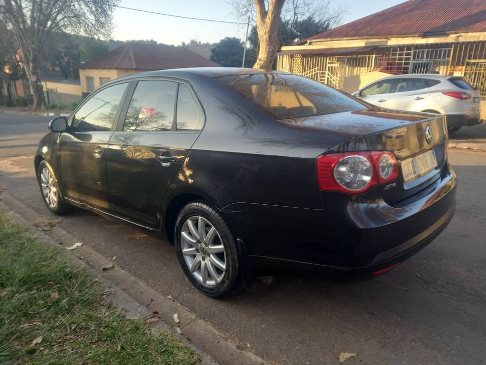 2010 VW Jetta 5 Sedan 1.6 Petrol, Manual, Black, 110000kms