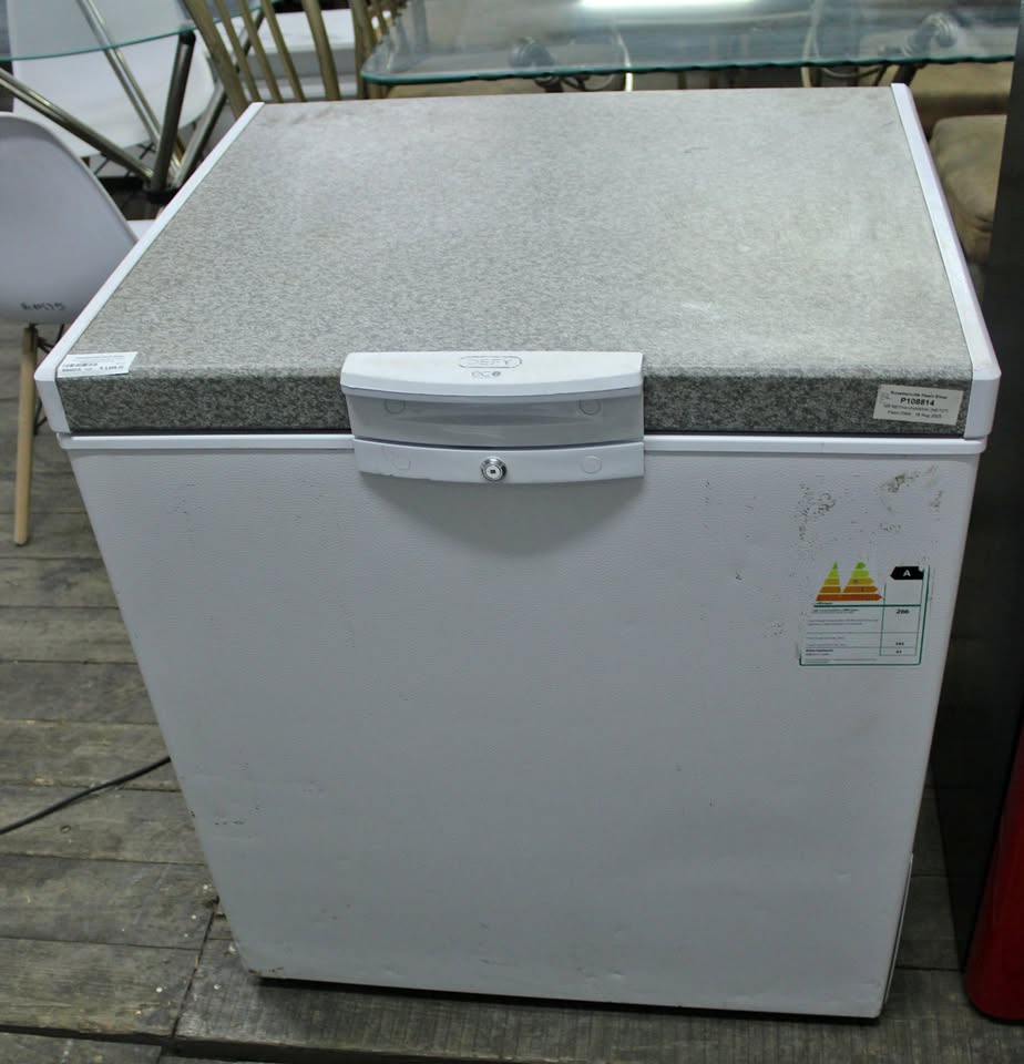 DEFY CF210-HC WHITE CHEST FREEZER W/2 KEYS S064231A | Junk Mail Marketplace