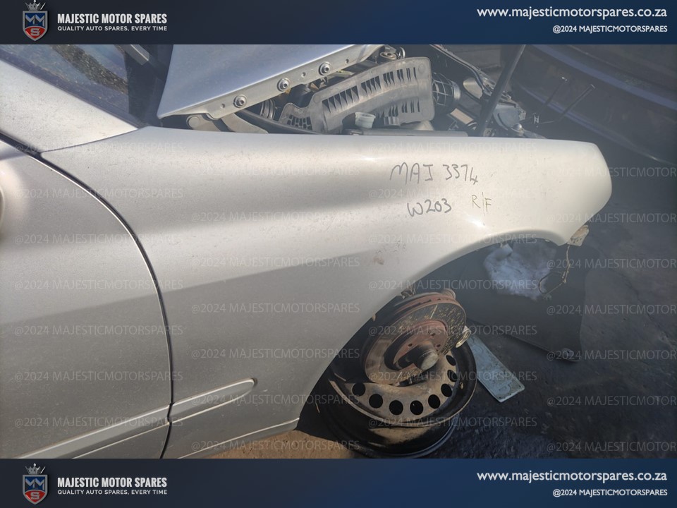 Second-Hand Mercedes-Benz C230 W203 Fender for Sale - Private Seller
