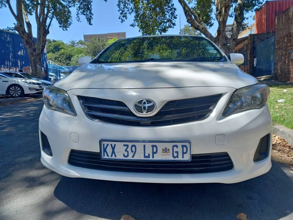2018 TOYOTA COROLLA QUEST SEDAN 1.6 PETROL, MANUAL, WHITE COLOR, MILEAGE 86000KMS