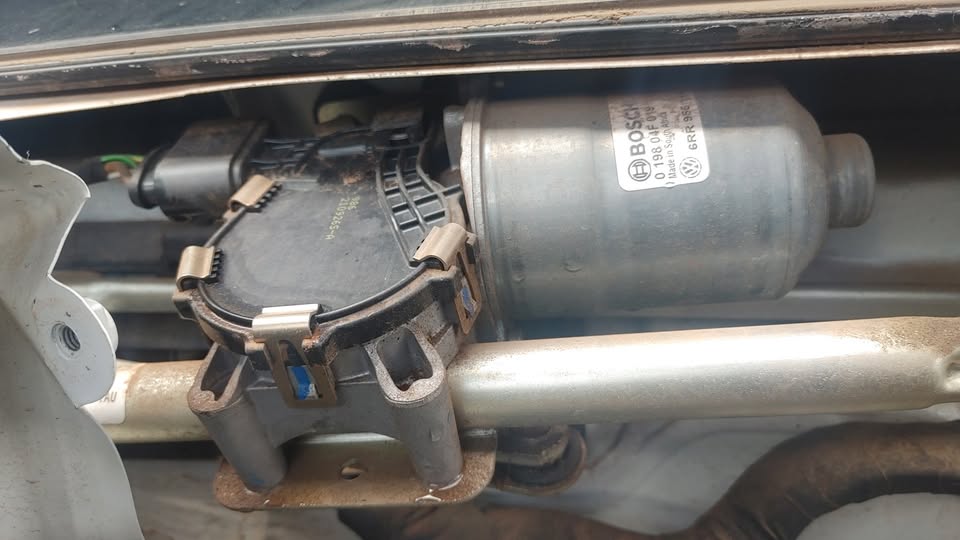 VW Polo Vivo right front window - Private Seller VW Polo Vivo right front window - Private Seller