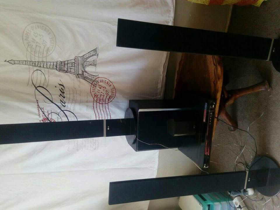 Geant LG Sound System , 1Dvd Karaoke 1 Big Subhoofer+3Tall Speakers And 1 central one . Pefect condi