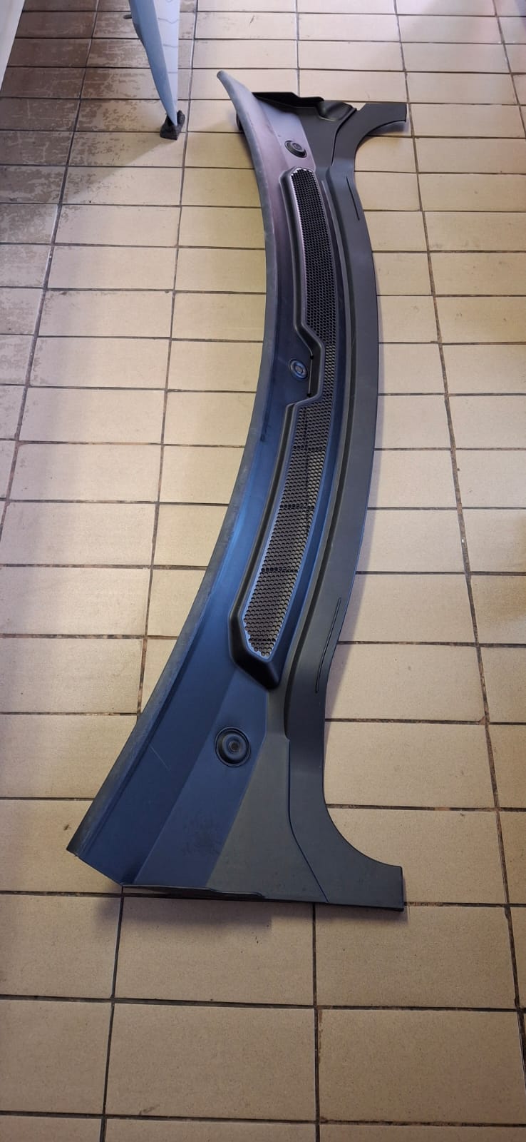 2015 RANGE ROVER SPORT WINDSCREEN SCUTTLE PANEL TRIM COVER - Private Seller 2015 RANGE ROVER SPORT WINDSCREEN SCUTTLE PANEL TRIM COVER - Private Seller