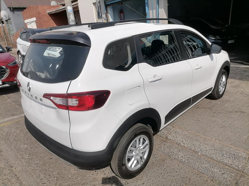 2024 Renault Triber 1.0 Dynamic Seven seater with a Nice interior seat and Service book