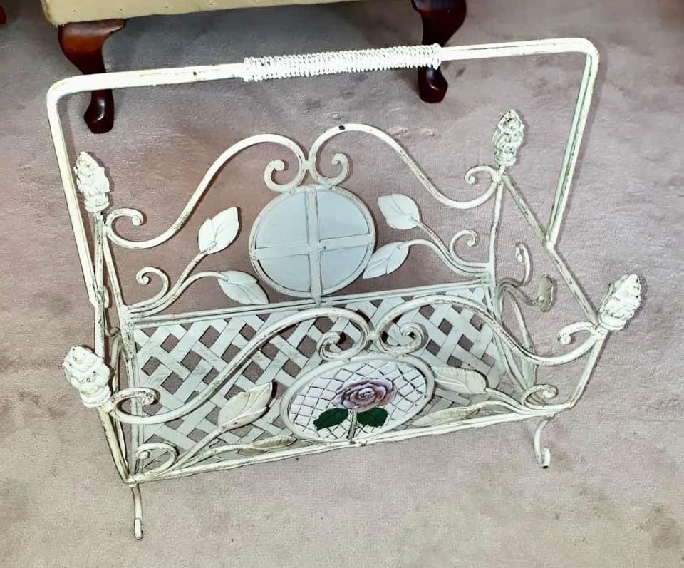 Art décor magazine rack Art décor magazine rack