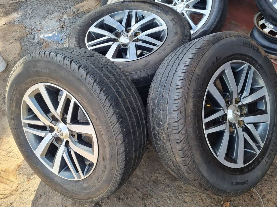 Toyota Hilux Gd6 original alloy mags size 18+tyres continental 265/60/18 - Private Seller
