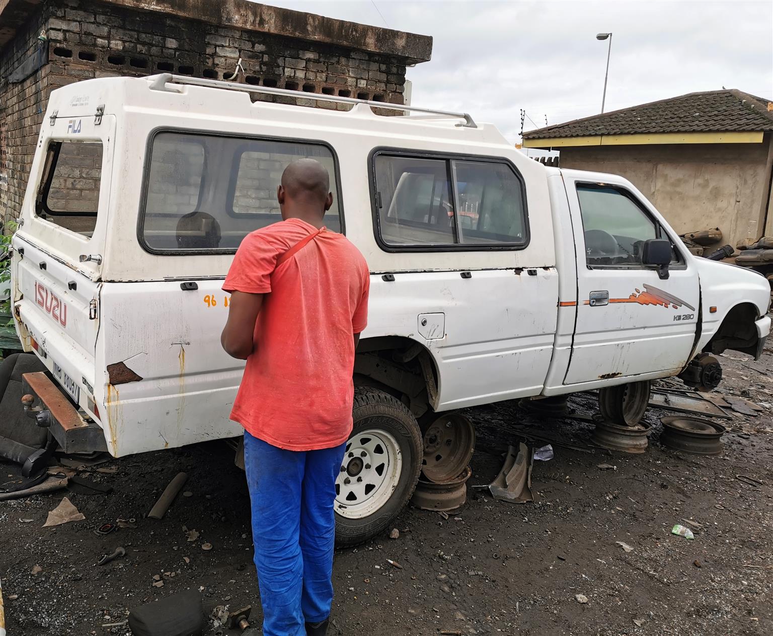 Stripping 1995 Isuzu KB200 for spare parts.