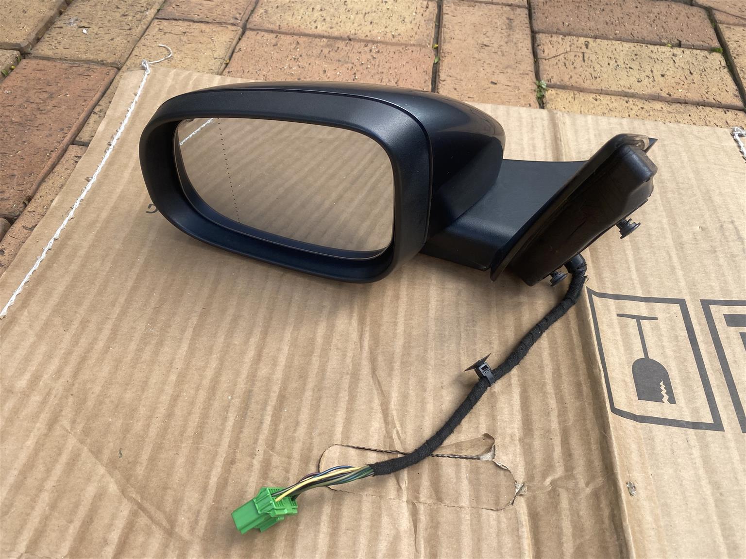 2013 VOLVO C30 ELECTRONIC AUTO-FOLD DOOR MIRROR LEFT SIDE FOR SALE. - Private Seller 2013 VOLVO C30 ELECTRONIC AUTO-FOLD DOOR MIRROR LEFT SIDE FOR SALE. - Private Seller