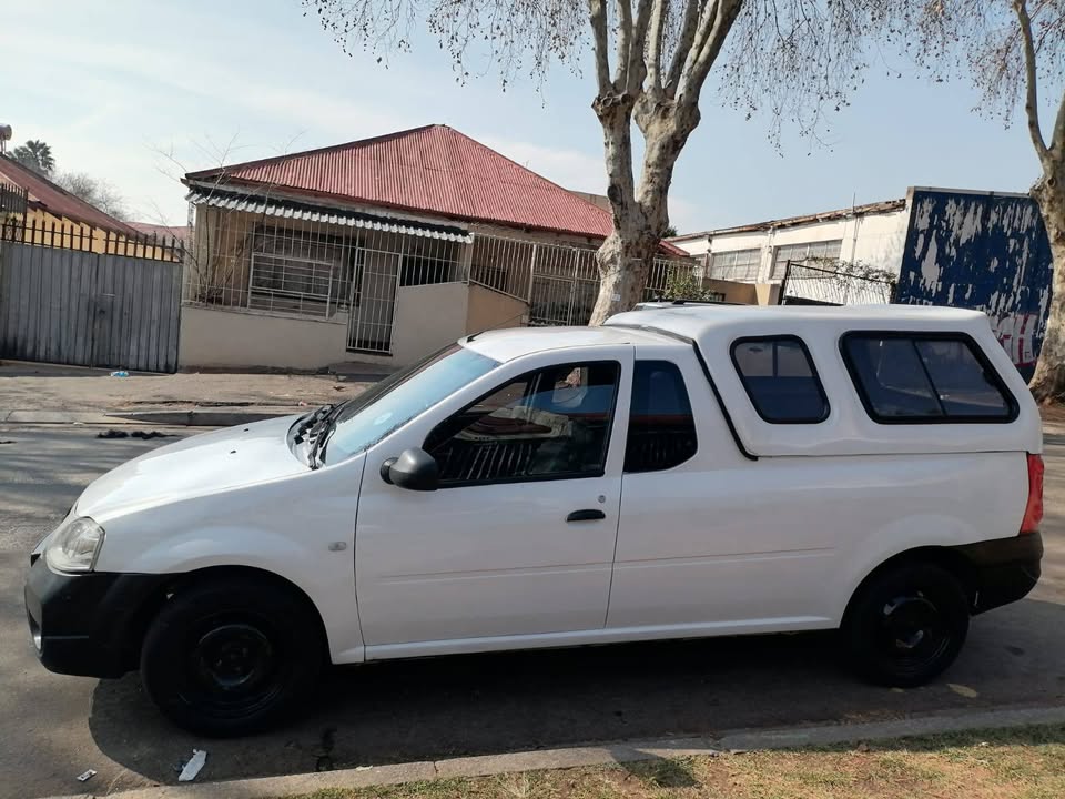 2018 NISSAN NP200 BAKKIE 1.6 IN EXCELLENT CONDITION CANOPY