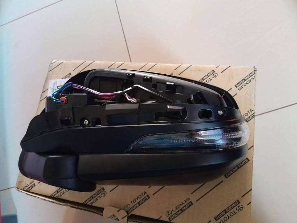 Toyota hilux Gd6 Mirror - Private Seller Toyota hilux Gd6 Mirror - Private Seller