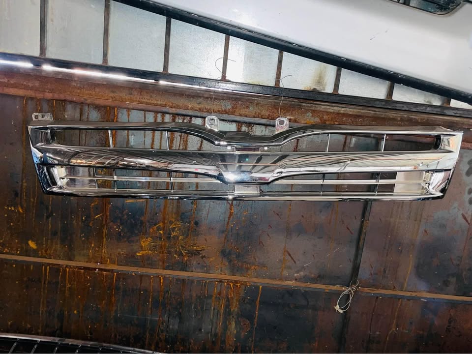 Toyota Quantum center grille - Private Seller Toyota Quantum center grille - Private Seller