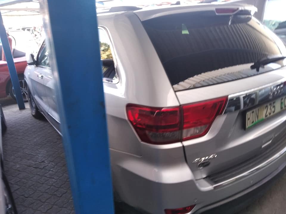 Jeep 4x4 limited , engine starts accident damaged. - Private Seller