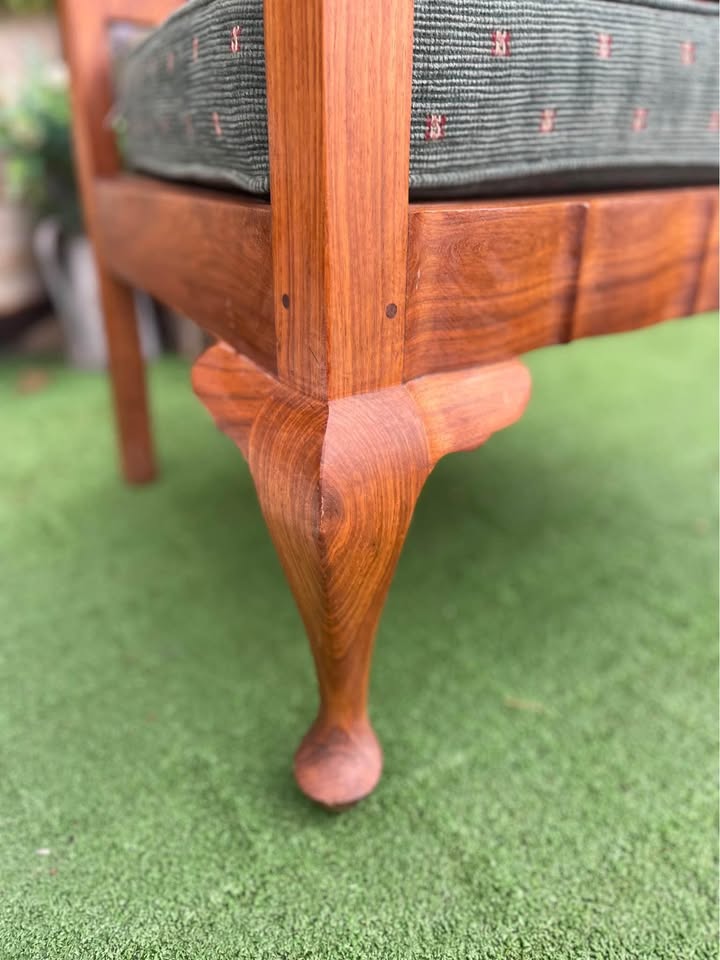 Antique queen Ann comfy chair