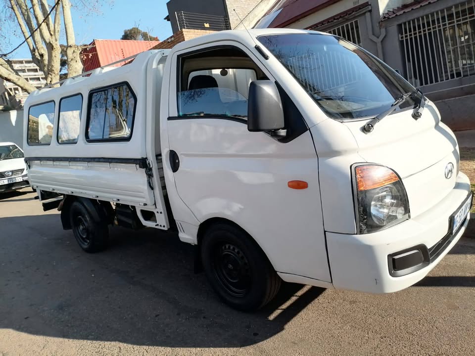 2015 HYUNDAI H100 BAKKIE 2.6 DIESEL WITH CANOPY IN EXCELLENT CONDITION