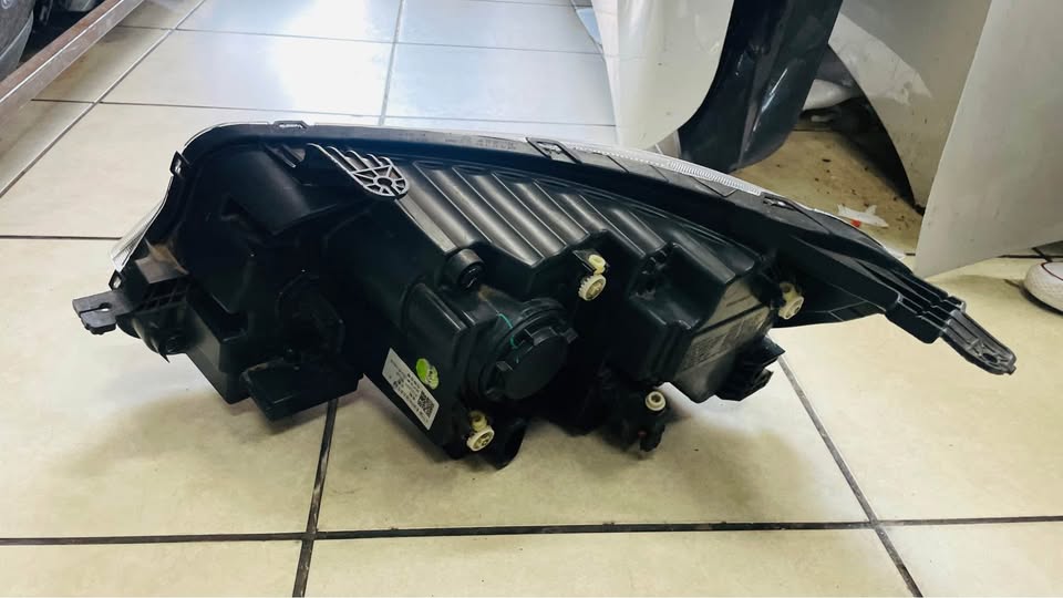 Peugeot Landtrek headlight - Private Seller Peugeot Landtrek headlight - Private Seller